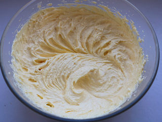 原味曲奇,用打蛋器不断搅打黄油和糖粉的混合物，将黄油打发至体积膨大，颜色变白，呈现羽毛状。