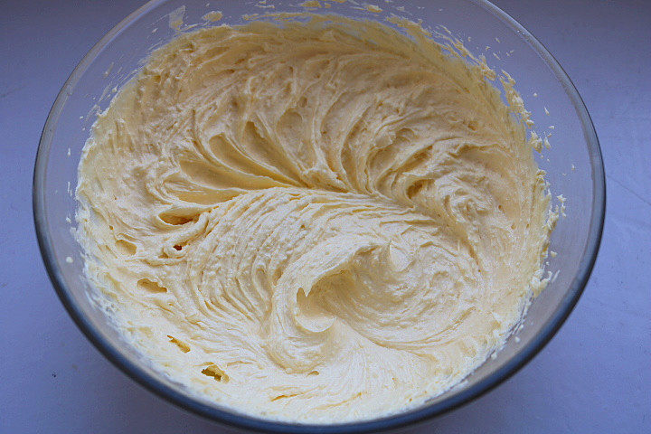 原味曲奇,用打蛋器不断搅打黄油和糖粉的混合物，将黄油打发至体积膨大，颜色变白，呈现羽毛状。