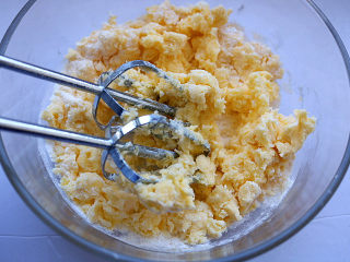 原味曲奇,先用搅拌棒将糖和黄油稍做搅拌，然后再启动打蛋器。
注：如果直接搅打糖粉会飞溅。