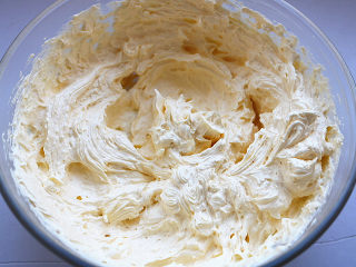 原味曲奇,黄油必须与鸡蛋完全混合，不出现分离的现象。打发好的黄油呈现轻盈、膨松的质地。