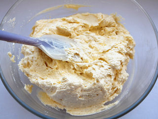 原味曲奇,用橡皮刮刀把面粉和黄油糊翻拌均匀，无干粉即可。