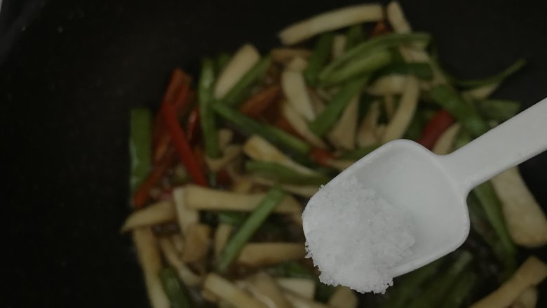 尖椒素炒杏鲍菇,适量盐，炒匀。