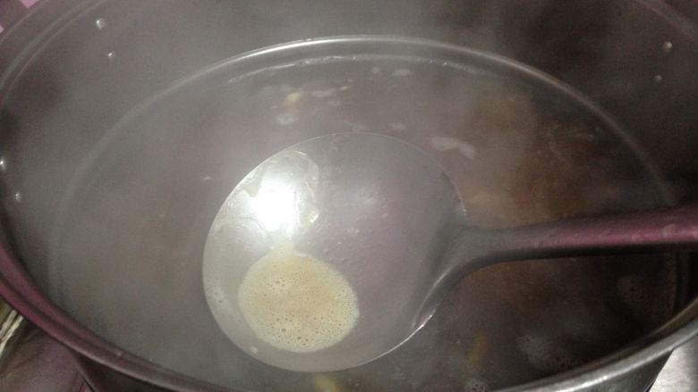 十味   猪皮冻,
开锅后先撇去浮沫和浮油