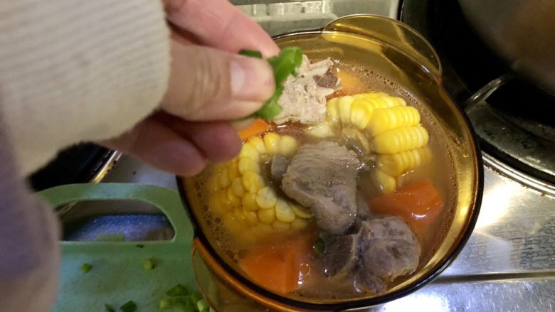 十味 浓淡红黄野岸花➕胡萝卜玉米排骨汤,加点葱末，更好喝。