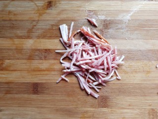 黄金芝士培根土豆饼,培根一片，先切成段，然后再切成均匀的细丝。
