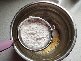 罗马盾牌饼干,然后再筛入低筋面粉，用搅拌刀翻拌均匀。（记得要翻拌，不要画圈搅拌，画圈搅拌容易让面糊起筋）