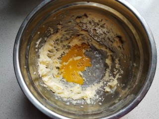 罗马盾牌饼干,全蛋一个先打散，然后分三次加入黄油中，用打蛋器充分打发蓬松，每打发好一次再加入下一次蛋液，使蛋液与黄油充分融合。