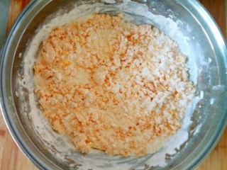 南瓜 花卷,加入酵母粉，加入三十度温水，搅拌成雪花形状
