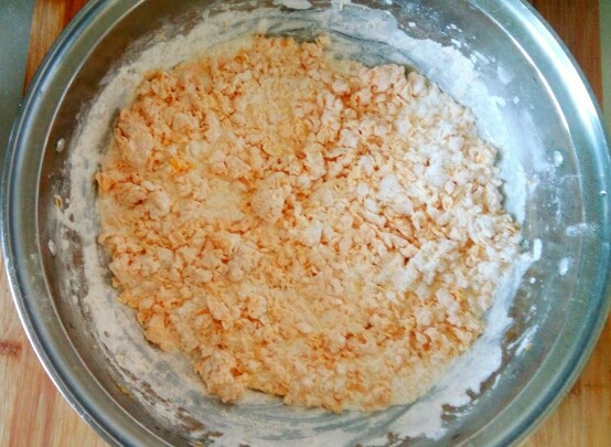 南瓜 花卷,加入酵母粉，加入三十度温水，搅拌成雪花形状