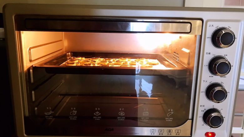 十味  猫爪饼干,把烤盘放入预热好的烤箱里，上下火150W烤13分钟