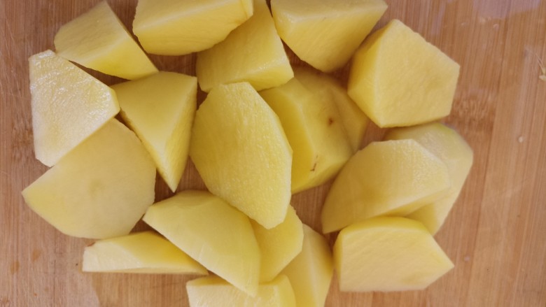 土豆炖排骨,然后切块。