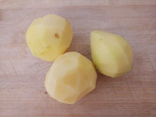 土豆炖排骨,准备三个土豆去皮洗净。
