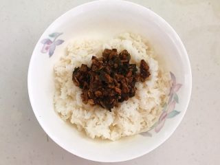 十味   东北农家饭  饭包,在米饭加入2勺辣椒酱
