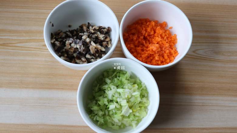 四喜蒸饺,香菇、胡萝卜、芹菜里分别撒少许盐搅拌均匀静置十分钟，待出汁后挤掉汁水;