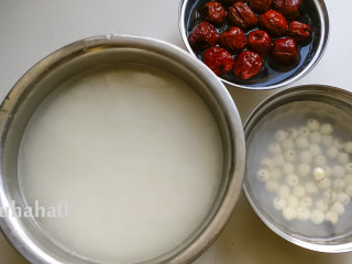 糯米红豆糕,准备要用到的材料，糯米提前用清水浸泡3~4个小时，莲子泡发后去芯，红枣浸泡洗净待用。