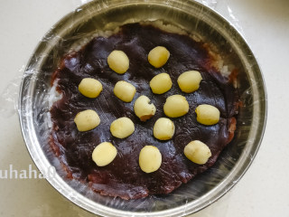 糯米红豆糕,在糯米饭上铺一层红豆沙，压实，摆上蒸熟的莲子。