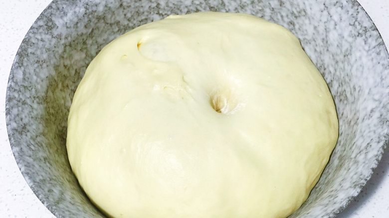 浅湘食光&椰蓉奶棒,面团发酵至1.5-2倍大，用手指沾面粉插孔不回缩