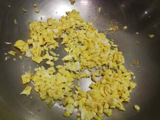 韭菜鸡蛋馅儿包子,鸡蛋打散，入油锅炒成鸡蛋碎。我用的两个鸡蛋，约100克。