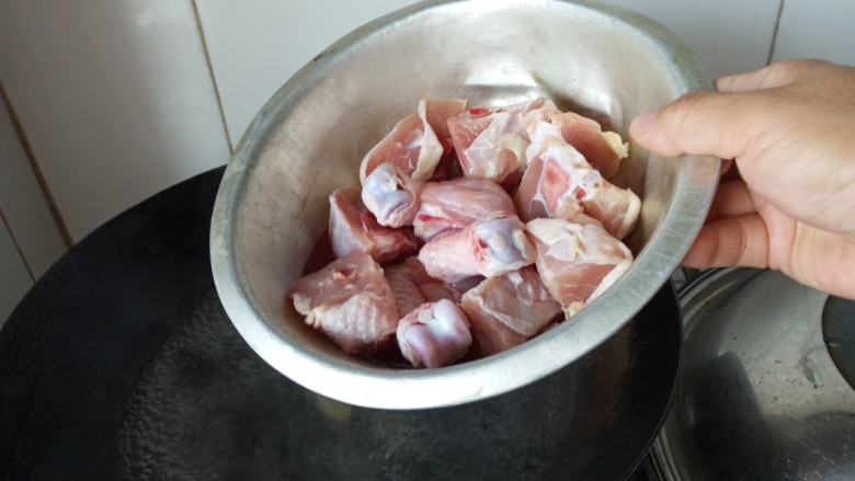 红烧鸡腿焖腐竹,煮沸后放入鸡块焯去血沫