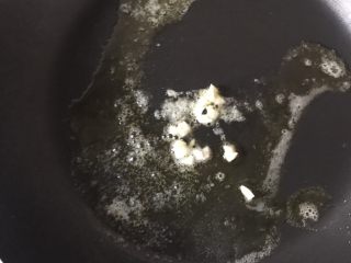 牛油果虾仁意面,8️⃣ 黄油室温软化，入热锅。放入剁碎的蒜末炒出香味。