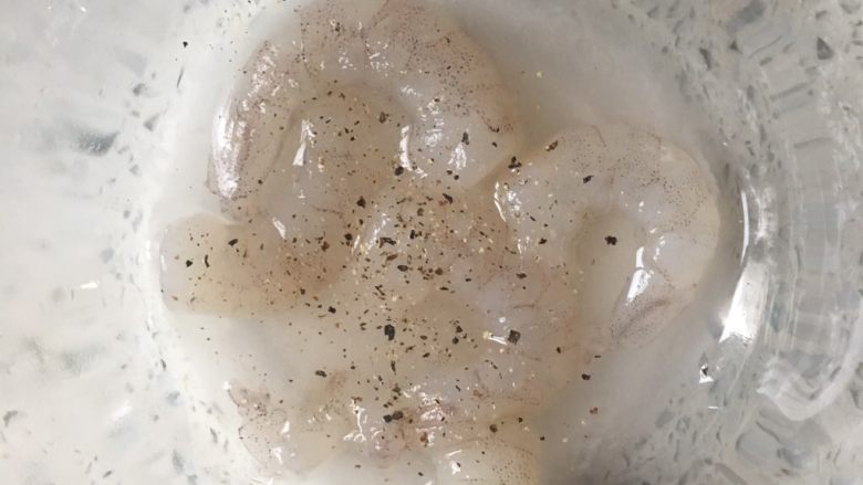 牛油果虾仁意面,1️⃣ 虾仁🍤解冻，去黑线。加入适量淀粉水、盐、黑胡椒粒腌制20分钟。