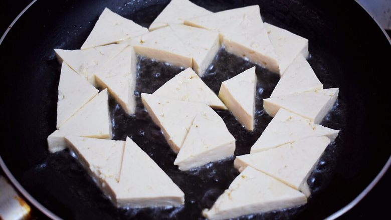 家常炒豆腐,锅中倒入适量的食用油烧热，放入豆腐