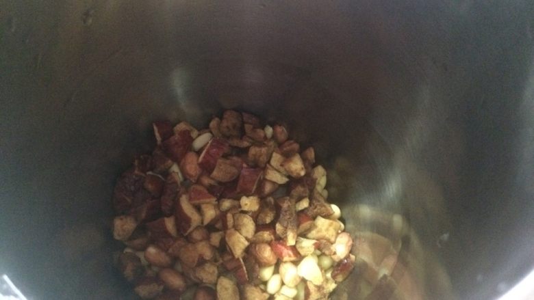 花生红枣豆浆,红枣洗净去核切细，和黄豆、花生一起倒入豆浆机内；