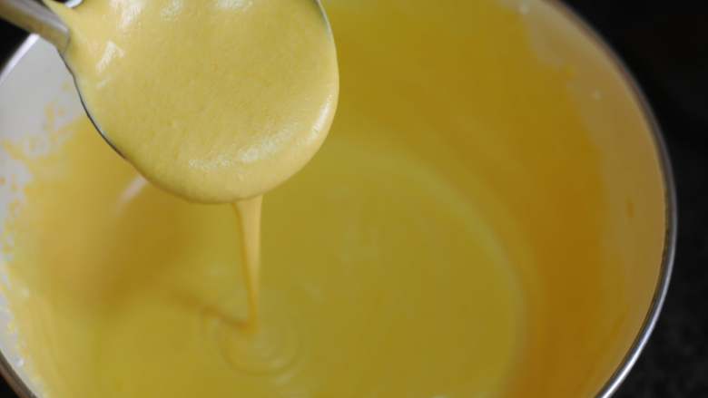 金秋蛋糕,剩余的100克淡奶油加入70克南瓜泥和10克的白糖，混合后用打蛋器打至成可以流动的状态。