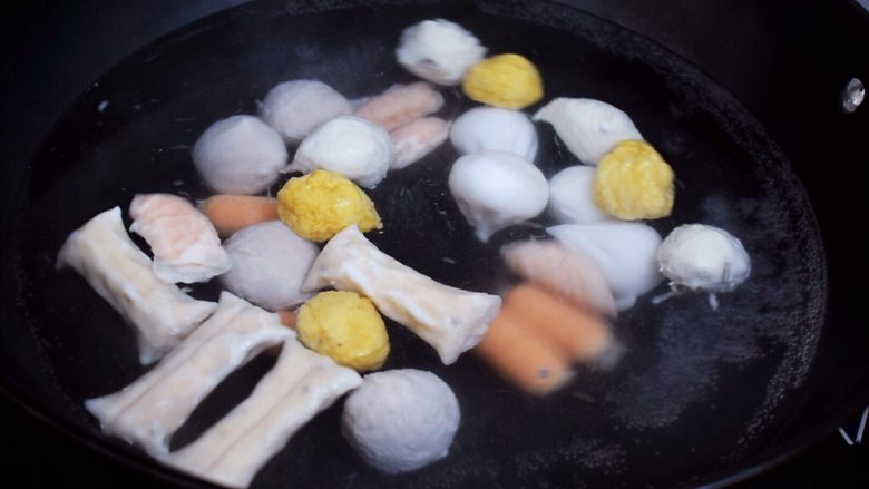 汤河粉,锅中倒入适量的清水烧开后放入海鲜丸子