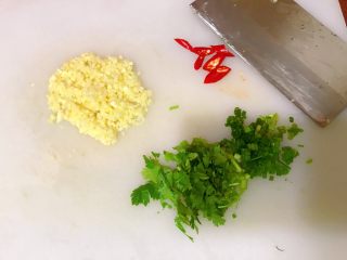锡纸金针菇粉丝虾煲,切好蒜蓉、葱花、香菜、小米椒。