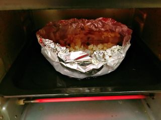 锡纸金针菇粉丝虾煲,放在烤盘上，烤盘上记得要放水哦。入烤盘，预热250度，中层，上下火。约20分钟。
