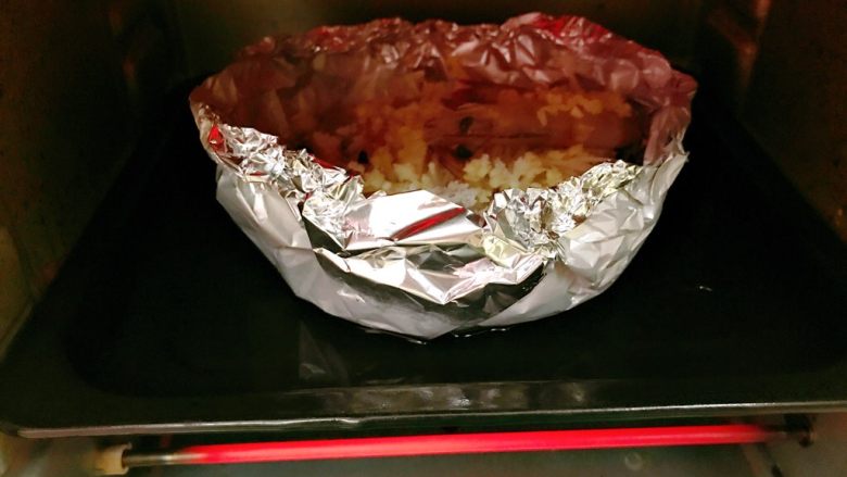 锡纸金针菇粉丝虾煲,放在烤盘上，烤盘上记得要放水哦。入烤盘，预热250度，中层，上下火。约20分钟。