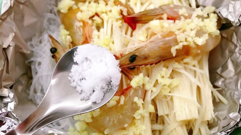 锡纸金针菇粉丝虾煲,按口味调入适量盐。