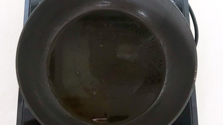 十味  开边香酥蚕蛹,另起锅，锅里加入冷水1小勺大豆色拉油