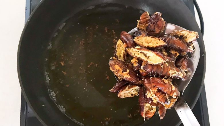 十味  开边香酥蚕蛹,油温大约90度左右的时候再次放入炸好的蚕蛹二次复炸