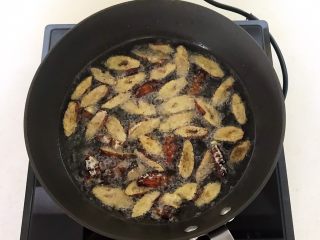 十味  开边香酥蚕蛹,油温6分热的时候放入蚕蛹