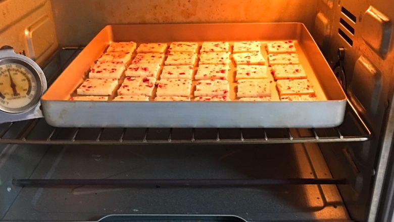 蔓越梅曲奇饼干,烤箱预热至175度，金盘送入烤箱烤制17分钟，饼干上色就已经熟了。