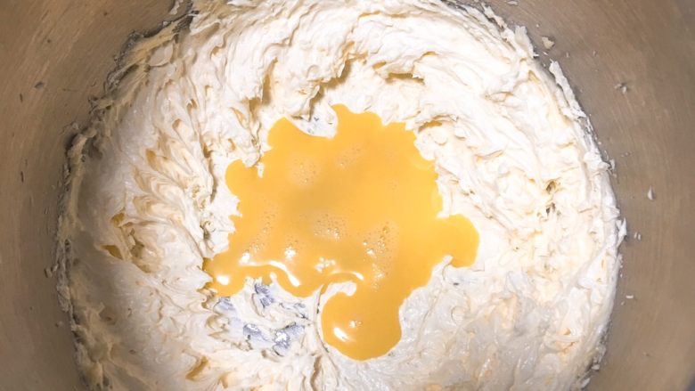 蔓越梅曲奇饼干,加入一半鸡蛋打散的液。