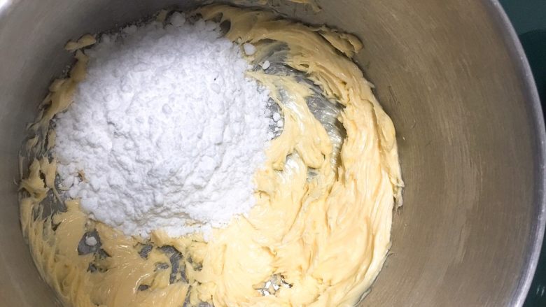 蔓越梅曲奇饼干,黄油用打蛋器低速搅拌后加入糖粉和细砂糖。