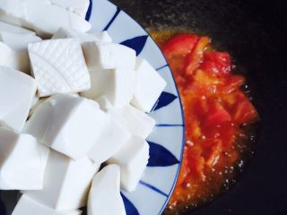 十味 西红柿烩豆腐,倒入嫩豆腐