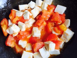 十味 西红柿烩豆腐,轻轻晃动炒锅
