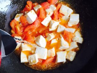 十味 西红柿烩豆腐,加入热水莫过豆腐，大火烧开并稍微收汁即可
