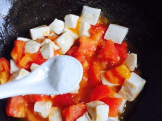 十味 西红柿烩豆腐,加1小茶匙盐