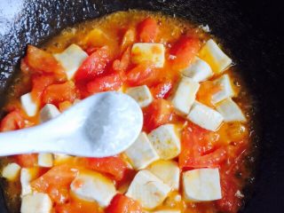 十味 西红柿烩豆腐,出锅前加少许的味精，用锅铲轻轻铲匀