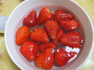 新文美食  草莓豆沙糯米糍,草莓洗干用淡盐水泡一小时。