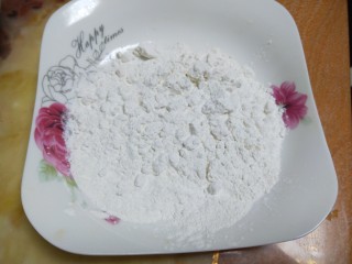 新文美食  草莓豆沙糯米糍,在用适量糯米粉炒熟倒入盘中。