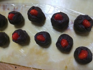 新文美食  草莓豆沙糯米糍,不草莓用豆沙包裹，如图所示。