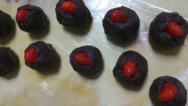 新文美食  草莓豆沙糯米糍,不草莓用豆沙包裹，如图所示。