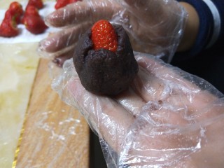 新文美食  草莓豆沙糯米糍,中间草莓顶部不用包裹。