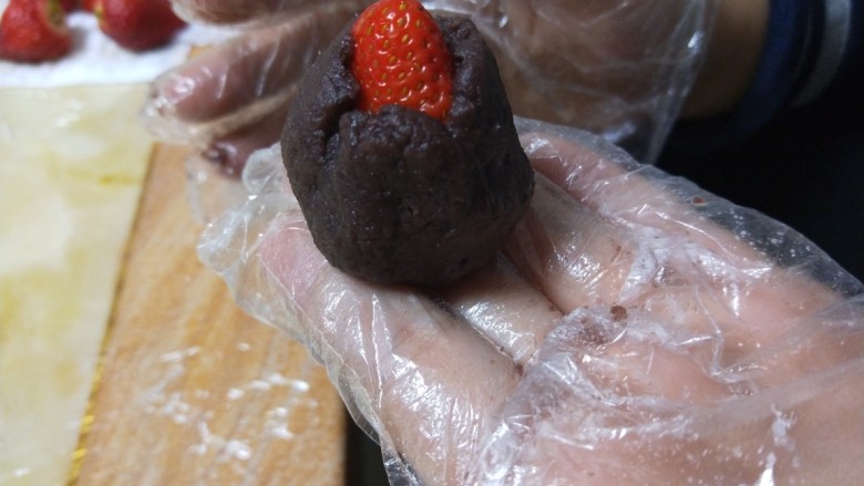 新文美食  草莓豆沙糯米糍,中间草莓顶部不用包裹。